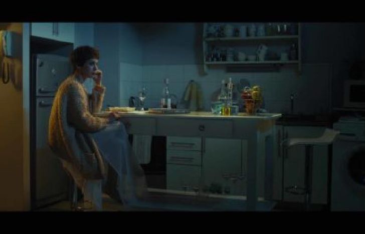 Propone un un viaje emocional.