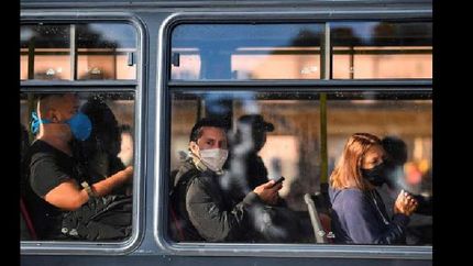 Puede trasladarse personas que presten servicios o realicen actividades declarados esenciales en el marco de la emergencia pública.