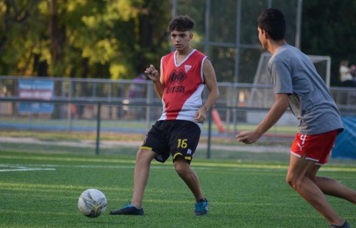 Todas las canchas son de césped sintético y tienen medidas profesionales.