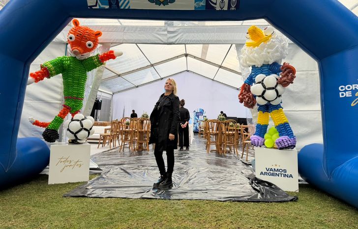 Fernanda Guzmán de Lomas llegó al predio de la AFA para presentar su arte en globos a la Selección Nacional.&nbsp;