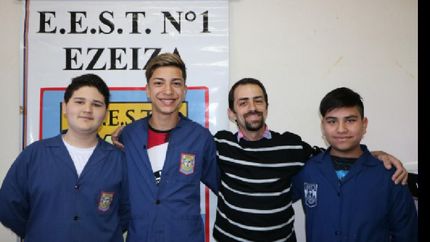 El profe con los chicos y con gran expectativa.