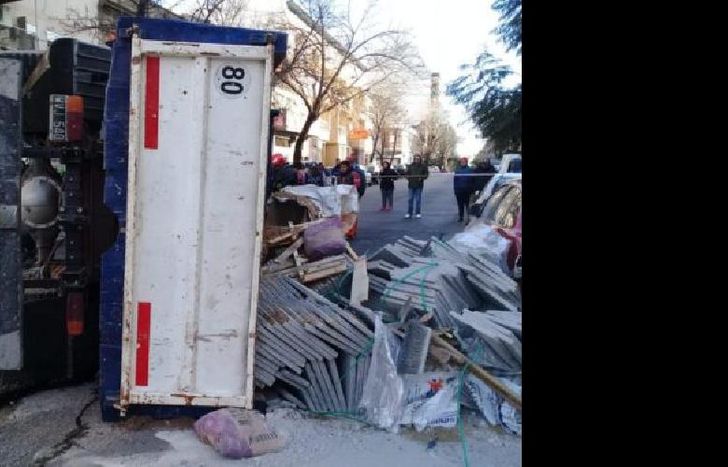 el conductor fue rescatado por los bomberos.