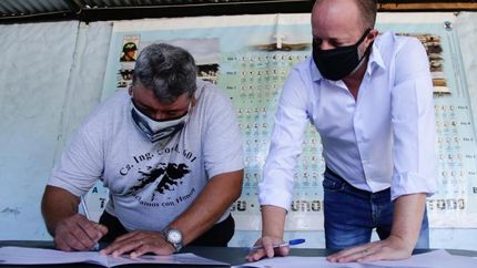 Insaurralde y Peralta estamparon la firma en el convenio.