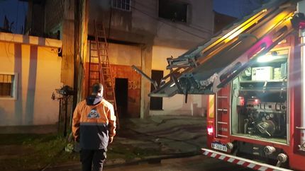 Defensa Civil y los Bomberos de Lomas intervinieron en el lugar.