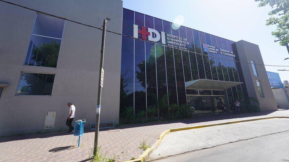 En Lomas hay 6 hospitales que tienen guardia las 24 horas. En Lomas hay 6 hospitales que tienen guardia las 24 horas.