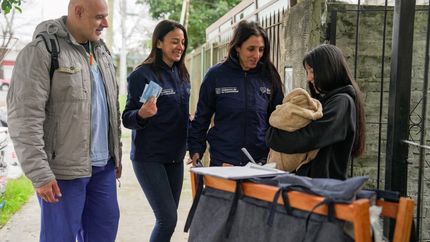 Visitaron los hogares de las mamás de Lomas para entregarles las cunitas.