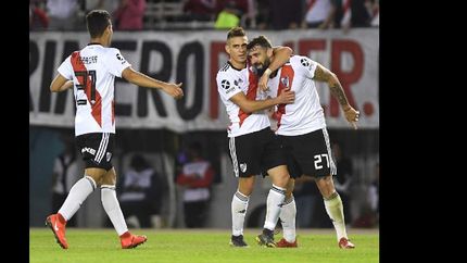 Pratto, abrazado por Borré, festeja su gol, el cuarto de la faena millonaria.