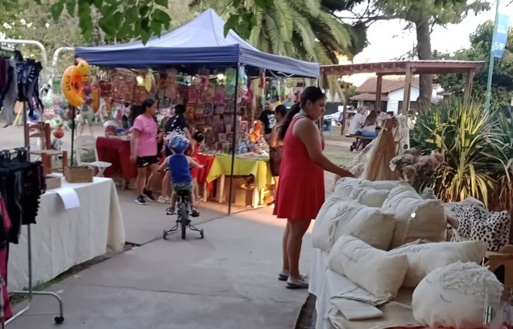 La feria de Temperley Tiene Memoria se realiza todas las semanas en la Plaza Colón.