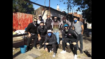 Un grupo de amigos de Temperley prepara ollas populares y junta donaciones