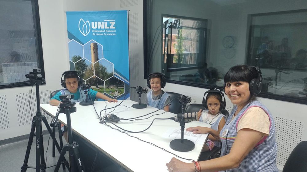 El programa Radio en la escuela en el estudio radiofónico de la Universidad de Lomas de Zamora