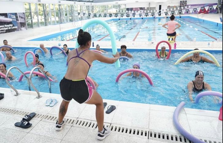 Clases de aquagym para personas adultas mayores.
