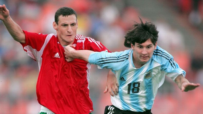 El momento de la expulsi&oacute;n en el ins&oacute;lito debut de Lionel Messi. 