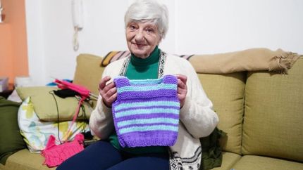 Ya tejió un centenar de chalecos y quiere continuar con esta labor social.