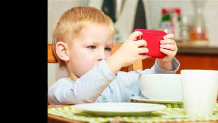 El 51,4% usa el celular mientras come.