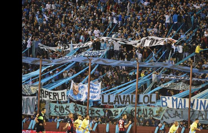Los hinchas Gasoleros vuelven a salir del Beranger para seguir al equipo.