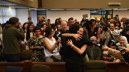 Diario La Unión | El abrazo a Marcos Bazán tras su absolución en el caso Anahí Benítez.