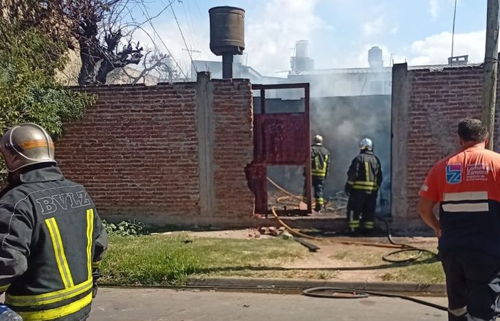 Los Bomberos de Lomas y Defensa Civil trabajando en el lugar.