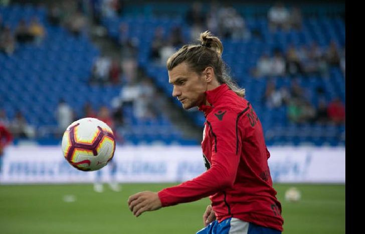 El lateral jugó en varios clubes de España y analiza volver al país.