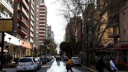 Con cielo parcial a mayormente nublado.