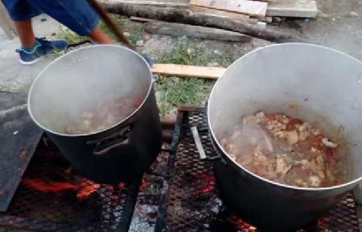 tres veces por semana organizan una olla popular sobre la calle Campoamor entre Azamor y Mosoti.