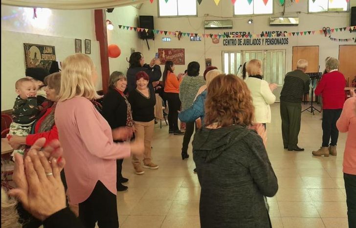 Muchos vecinos se acercan a la sede a bailar tango.