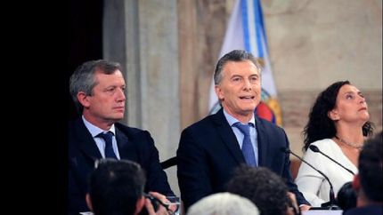 En medio de varias interrupciones, el presidente intenta dar su discurso.