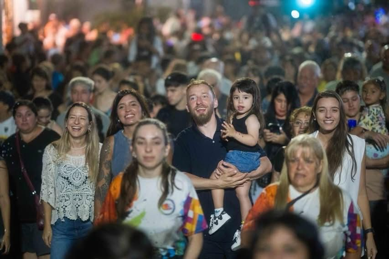 Oterm&iacute;n con su familia en el desfile de los Reyes Magos.&nbsp;