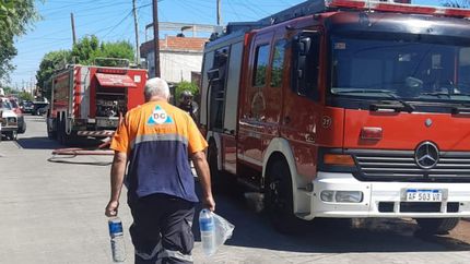 Bomberos de Lomas y Defensa Civil, en el lugar del incendio.