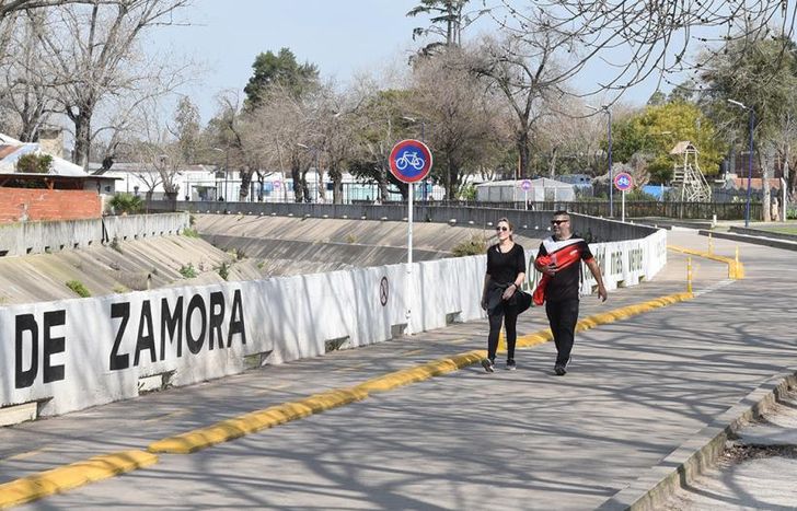 Cientos de vecinos van a caminar al parque.