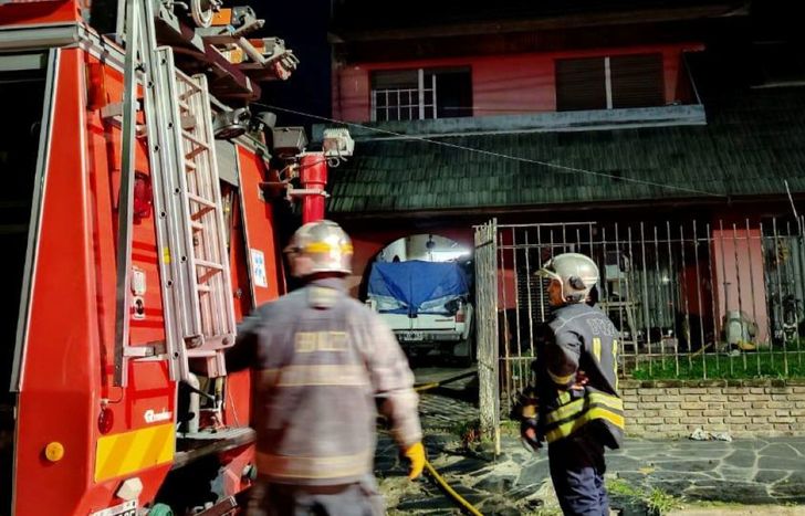 Los Bomberos de Lomas en el lugar del incendio.