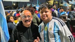 Lolo en Fiorito junto a su único hijo de 14 años que es por quien lucha todos los días para ofrecerle una mejor calidad de vida.&nbsp;