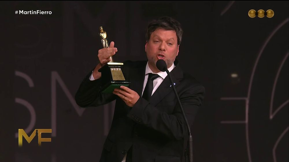 Guido Kaczka con su Martin Fierro de Oro.&nbsp;