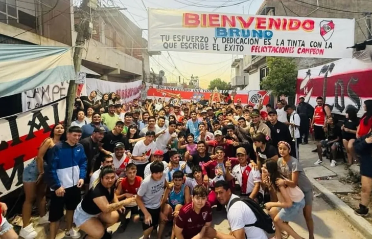 Gran recibimiento para Bruno Cabral en Lomas de Zamora.