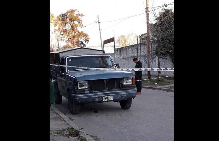 el hombre estaba trabajando con su camión cuando fue atacado.