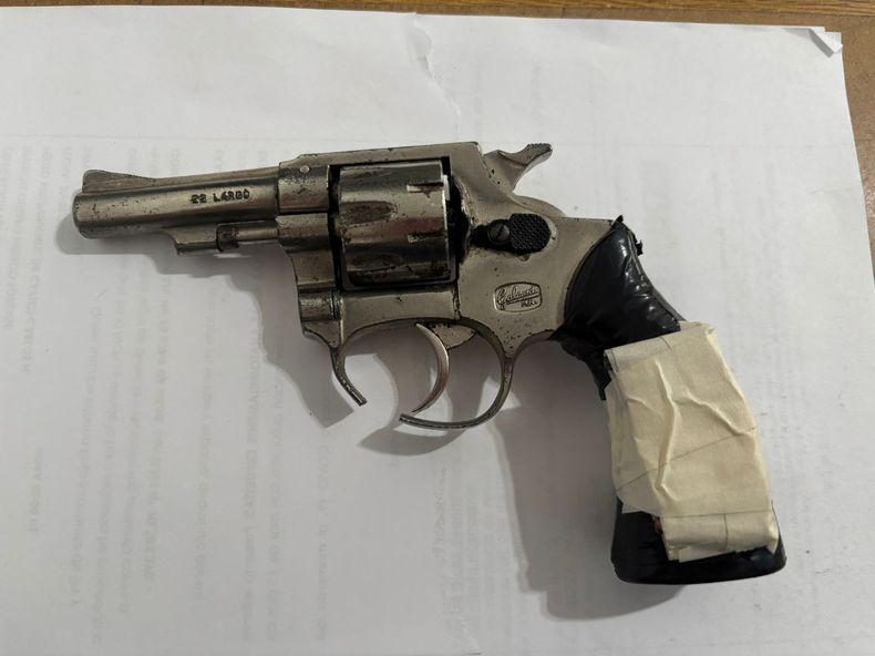 Arma incautada a los delincuentes tras el robo en Lomas de Zamora.