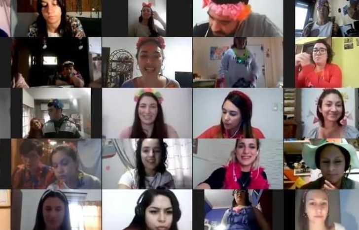 Las clases virtuales mantienen el contacto entre los chicos.