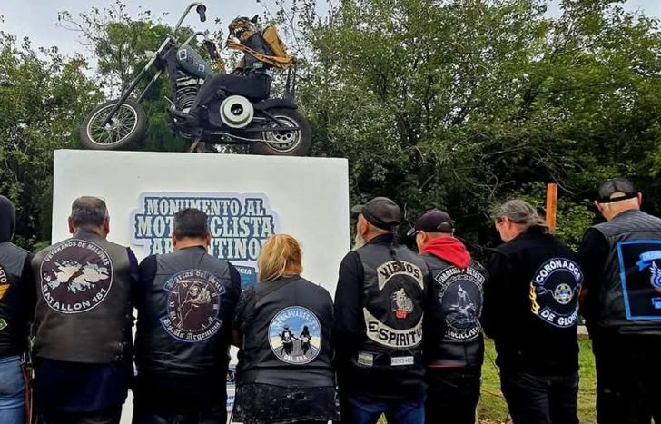El monumento está ubicado en el Parque de Llavallol.