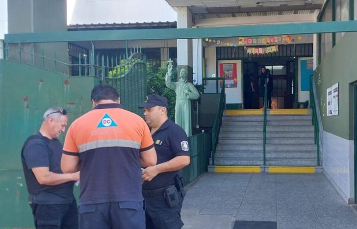 Defensa Civil y la Policía trabajando en el colegio.