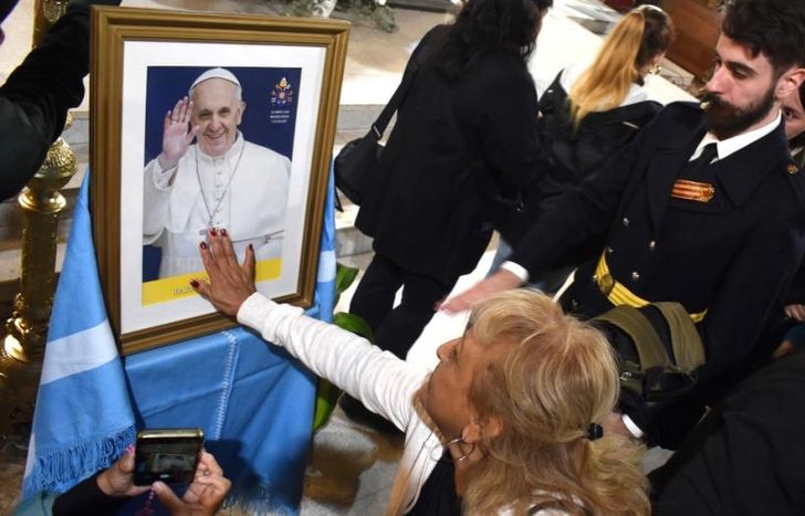 Una imagen de Francisco fue exhibida durante la ceremonia.