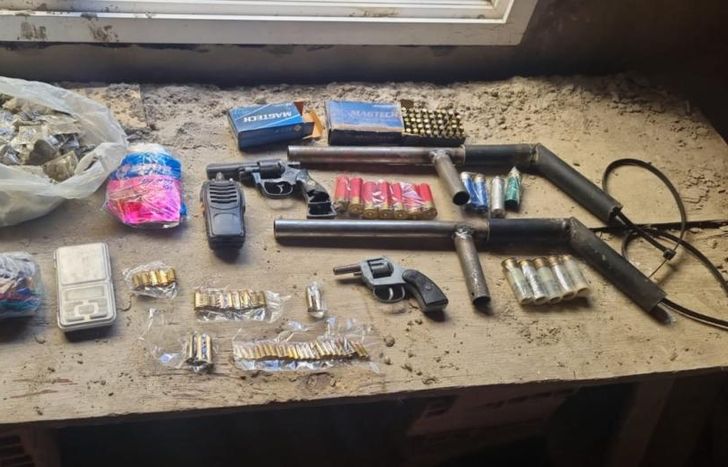 Drogas y armas de fuego incautadas en los allanamientos.