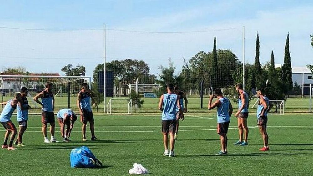 El plantel Tricolor practicó en Córdoba, donde este domingo enfrentará a Instituto.