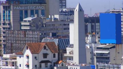 Allí está, frente al obelisco.
