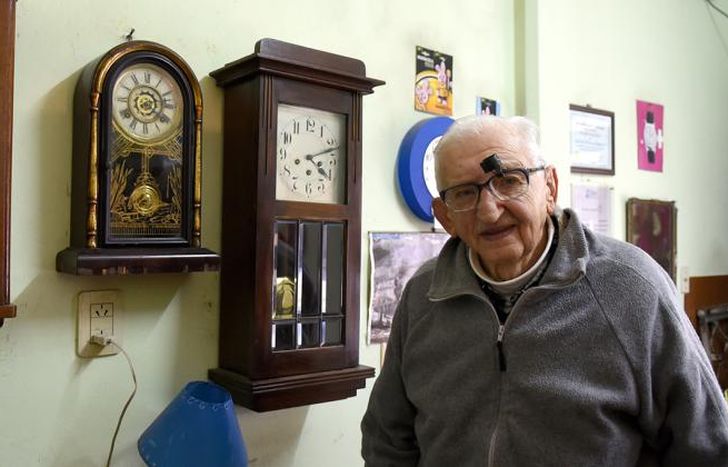 Desde los relojes más complejos a los más modernos. Nicolás repara todos los modelos.