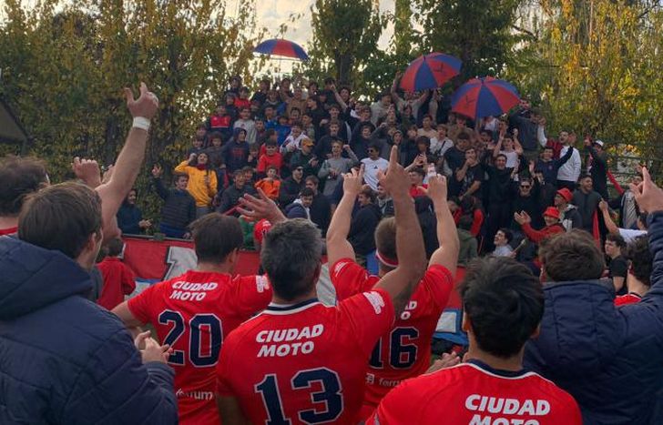Los jugadores de Pucará festejan ante su público.
