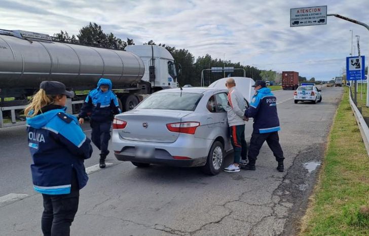 El conductor, oriundo de Lomas, manejaba un auto robado en Temperley.