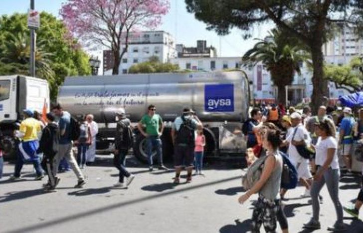 puso en marcha un operativo con camiones cisternas.