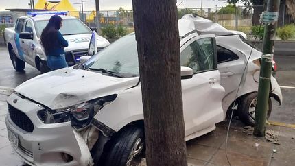 Así quedó el auto de la adolescente tras el choque en Temperley.