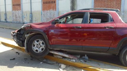 La camioneta terminó subida al boulevard de la avenida.