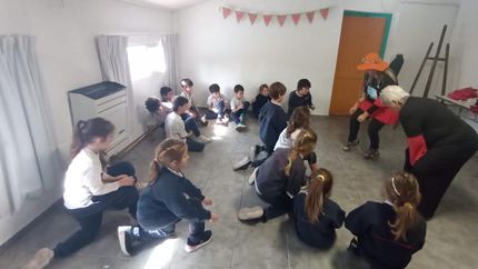 Graciela haciendo lo que más le gusta: llenar de historias a los más chicos.