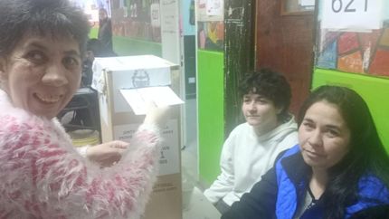 Mónica feliz tras ejercer su derecho.